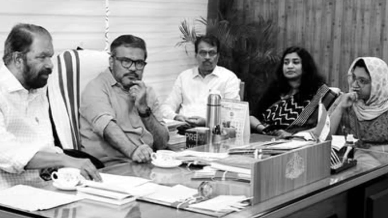 സ്കൂൾ കോമ്പൗണ്ടുകളിൽ അപകടാവസ്ഥയിലുള്ള കെട്ടിടങ്ങൾ സ്കൂൾ തുറക്കും മുൻപ് പൊളിച്ചുനീക്കാൻ തീരുമാനം സ്കൂൾ കോമ്പൗണ്ടുകളിൽ അപകടാവസ്ഥയിലുള്ള കെട്ടിടങ്ങൾ സ്കൂൾ തുറക്കും മുൻപ് പൊളിച്ചുനീക്കാൻ തീരുമാനം