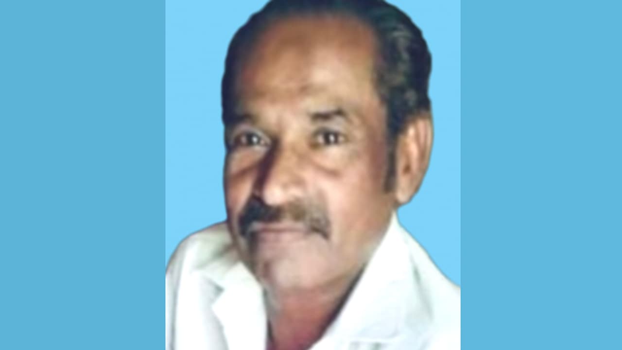 ഇലക്ട്രിക് സ്കൂട്ടറിന് പിന്നിൽ ബൈക്കിടിച്ചു; ചികിത്സയിലായിരുന്ന ബാർബർ ഷോപ്പ് ഉടമ മരിച്ചു