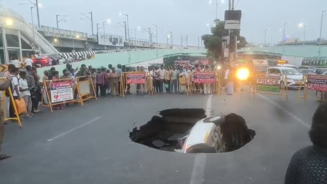 സിഗ്നൽ കാത്ത് നിൽക്കുന്നതിനിടെ കാറിനെ വിഴുങ്ങി റോഡിലുണ്ടായ ഗർത്തം, സംഭവം ചെന്നൈയിൽ 