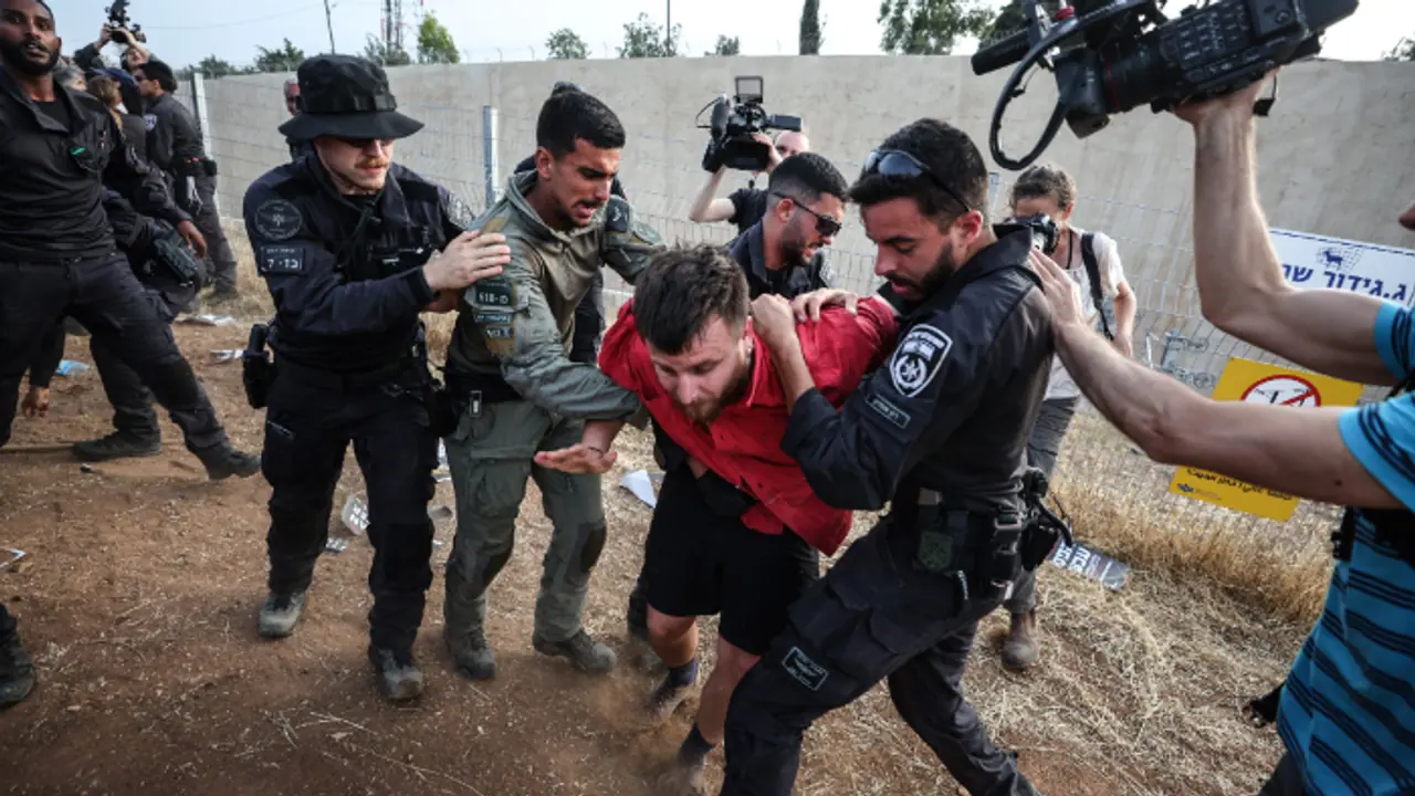 പട്ടിണിയിൽ വലഞ്ഞ് ജനങ്ങൾ, കരയാക്രമണവും; ഗാസയിലേക്ക് പരിമിതമായ അളവിൽ ഭക്ഷണം എത്തിക്കുമെന്ന് നെതന്യാഹു