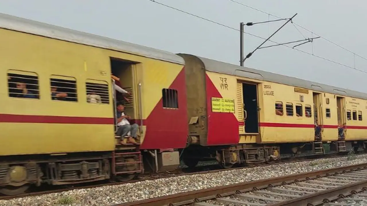 ട്രാക്കിന് കുറുകെ മരത്തടി കെട്ടിവെച്ചു, വന്‍ ദുരന്തം ഒഴിവായത് രാജധാനി എക്സ്പ്രസിലെ ലോക്കോപൈലറ്റിന്‍റെ ഇടപെടലിൽ