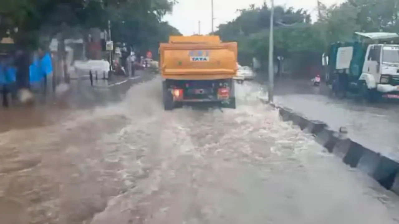 ಮಳೆ ಹಾನಿ ಪ್ರದೇಶದಲ್ಲಿ ಆಯುಕ್ತರ ತಲಾಶ್‌ : ರಸ್ತೆಯಲ್ಲಿ ಟ್ರ್ಯಾಕ್ಟರ್‌ನಲ್ಲಿ ಸುತ್ತಾಟ!