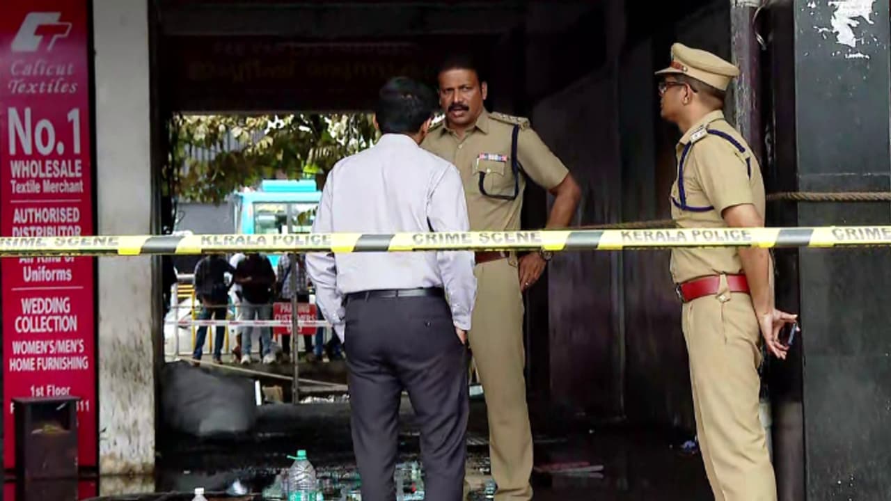 കോഴിക്കോട്ടെ തീപിടിത്തത്തിന് പിന്നിൽ ദുരൂഹത? കത്തിയ കടയുടെ പാർട്ണർമാർ തമ്മിലുള്ള തർക്കം അന്വേഷിച്ച് പൊലീസ്