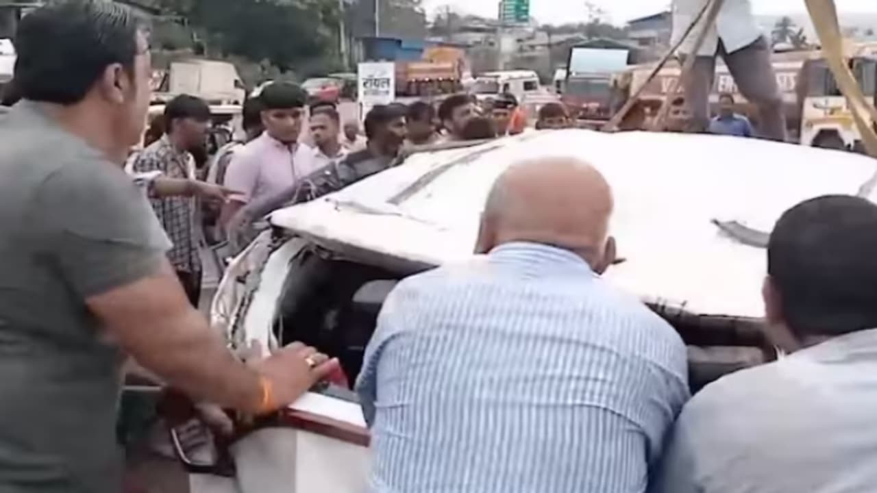 മരണാനന്തര ചടങ്ങിൽ പങ്കെടുക്കാൻ പോകുന്ന വഴിയിൽ അപകടം, കാറ് പുഴയിലേക്ക് മറിഞ്ഞ് അഞ്ച് പേര്ക്ക് ദാരുണാന്ത്യം മരണാനന്തര ചടങ്ങിൽ പങ്കെടുക്കാൻ പോകുന്ന വഴിയിൽ അപകടം, കാറ് പുഴയിലേക്ക് മറിഞ്ഞ് അഞ്ച് പേര്ക്ക് ദാരുണാന്ത്യം