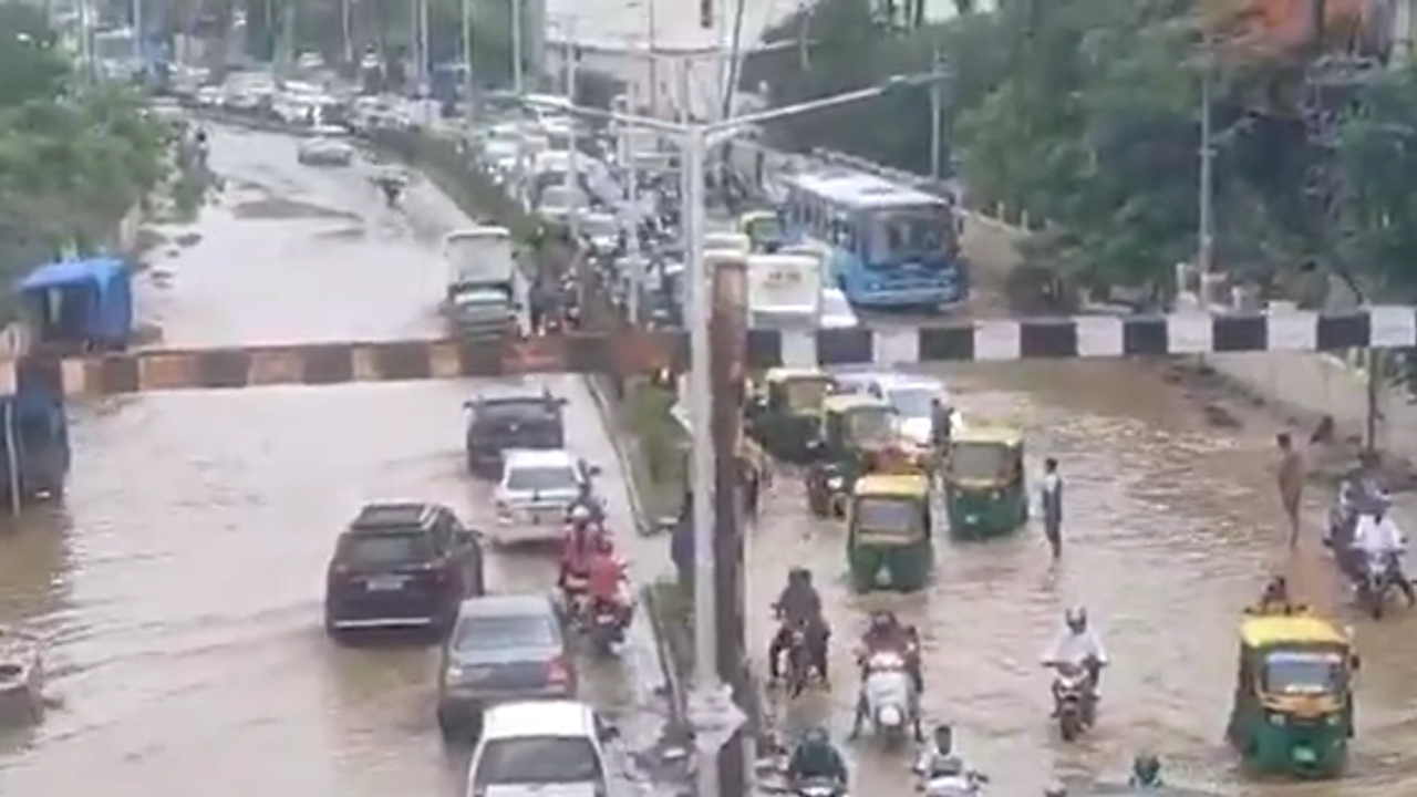 ಮುಂಗಾರು ಪೂರ್ವ ಮಳೆಗೆ ಮುಳುಗಿದ ಬೆಂಗಳೂರಿನ ರಸ್ತೆಗಳು; 50 ಬಡಾವಣೆಗಳು ಜಲಾವೃತ