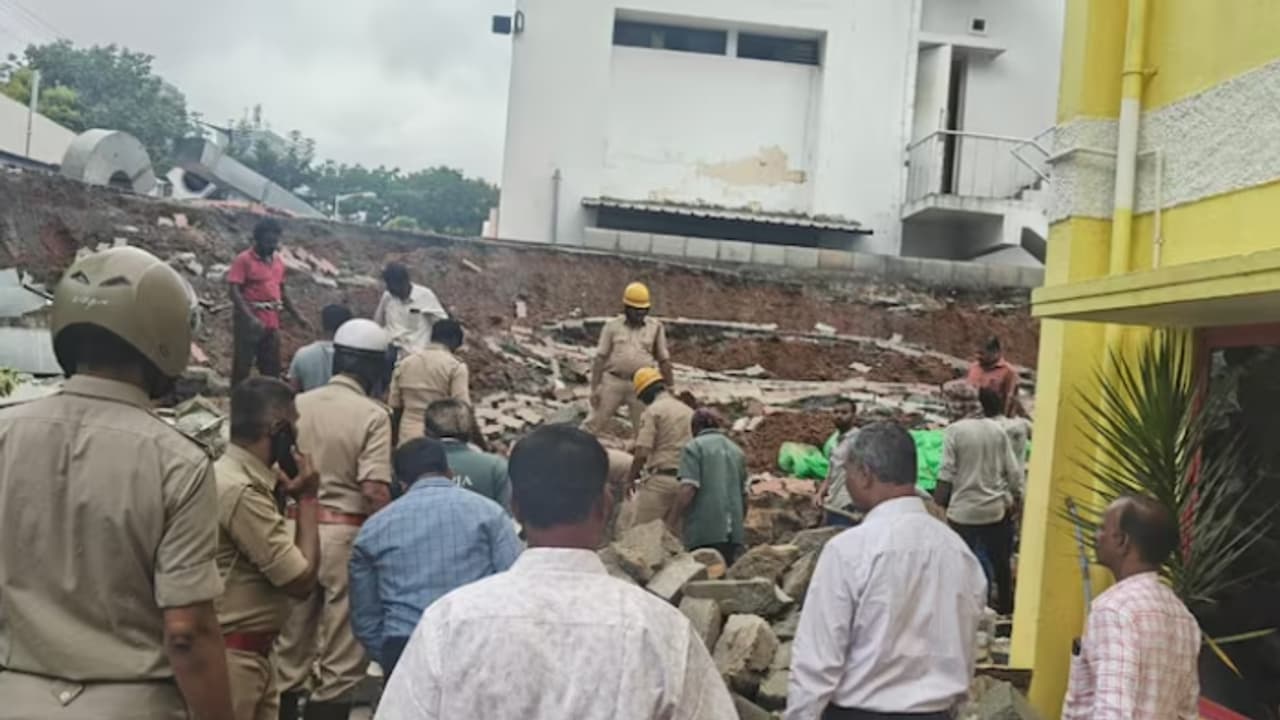 രണ്ടു കുട്ടികളുടെ അമ്മ, ശുചീകരണ തൊഴിലാളി; ബെംഗളൂരുവിൽ മഴയിൽ കുതിര്ന്ന മതിൽ തകർന്ന് യുവതിക്ക് ദാരുണാന്ത്യം രണ്ടു കുട്ടികളുടെ അമ്മ, ശുചീകരണ തൊഴിലാളി; ബെംഗളൂരുവിൽ മഴയിൽ കുതിര്ന്ന മതിൽ തകർന്ന് യുവതിക്ക് ദാരുണാന്ത്യം