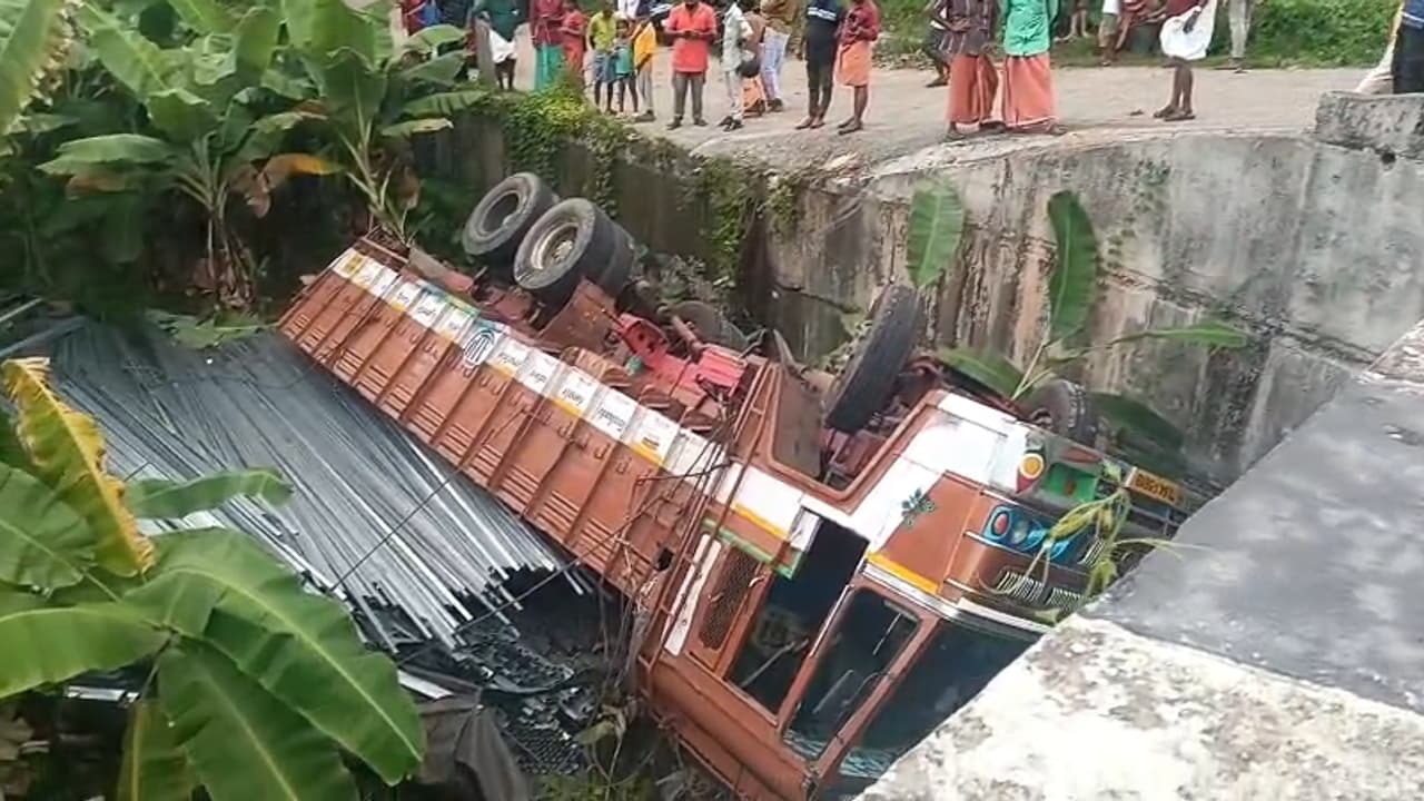 കഴക്കൂട്ടത്ത് കയറ്റം കയറുന്നതിനിടെ ബ്രേക്ക് നഷ്ടപ്പെട്ട് ലോറി വയലിലേക്ക് മറിഞ്ഞു; ഡ്രൈവർക്ക് പരിക്ക് കഴക്കൂട്ടത്ത് കയറ്റം കയറുന്നതിനിടെ ബ്രേക്ക് നഷ്ടപ്പെട്ട് ലോറി വയലിലേക്ക് മറിഞ്ഞു; ഡ്രൈവർക്ക് പരിക്ക്