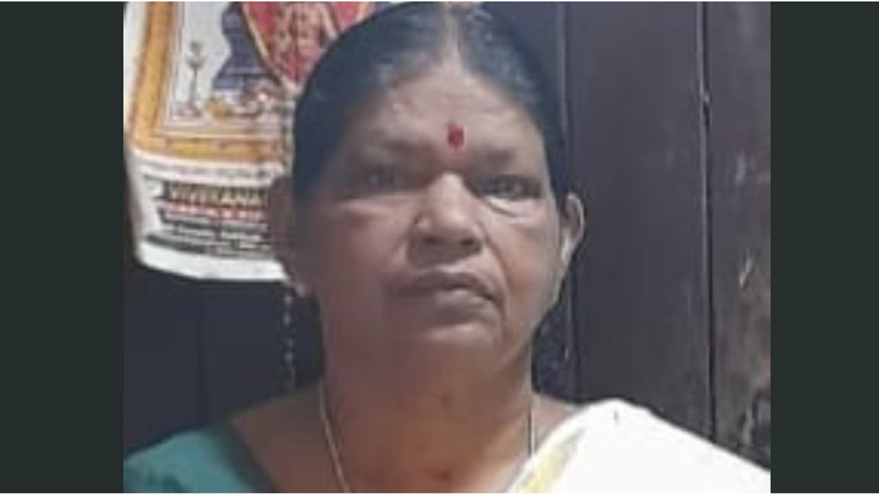 ചെറുമകന്റെ ചോറൂണ് ചടങ്ങ്, മണ്ണാറശ്ശാല ക്ഷേത്രത്തിലെത്താനുള്ള യാത്രയ്ക്കിടെ മുത്തശ്ശിക്ക് ദാരുണാന്ത്യം ചെറുമകന്റെ ചോറൂണ് ചടങ്ങ്, മണ്ണാറശ്ശാല ക്ഷേത്രത്തിലെത്താനുള്ള യാത്രയ്ക്കിടെ മുത്തശ്ശിക്ക് ദാരുണാന്ത്യം