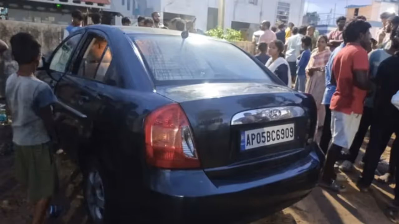 വീടിന് മുന്നിലെ റോഡിൽ നിർത്തിയിട്ട കാറിനുളളിൽ കയറി, അബദ്ധത്തിൽ ലോക്കായി; 4 കുട്ടികൾ ശ്വാസം മുട്ടി മരിച്ചു
