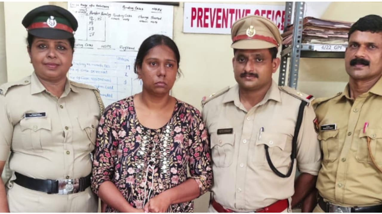 നാട്ടുകാർ പരാതിപ്പെട്ടു, സ്വന്തം വീട്ടിൽ നിന്നും ധർമ്മടം സ്വദേശി സ്വീറ്റിയെ പിടികൂടിയത് 36 കുപ്പി മദ്യവുമായി!