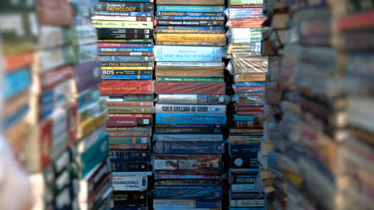 അച്ഛനും മകനും നടത്തുന്ന കട, പൊലീസെത്തിയപ്പോൾ പുറത്തായത് കോടികളുടെ തട്ടിപ്പ്;പിടിച്ചത് 170,000 വ്യാജ പുസ്തകങ്ങൾ അച്ഛനും മകനും നടത്തുന്ന കട, പൊലീസെത്തിയപ്പോൾ പുറത്തായത് കോടികളുടെ തട്ടിപ്പ്;പിടിച്ചത് 170,000 വ്യാജ പുസ്തകങ്ങൾ