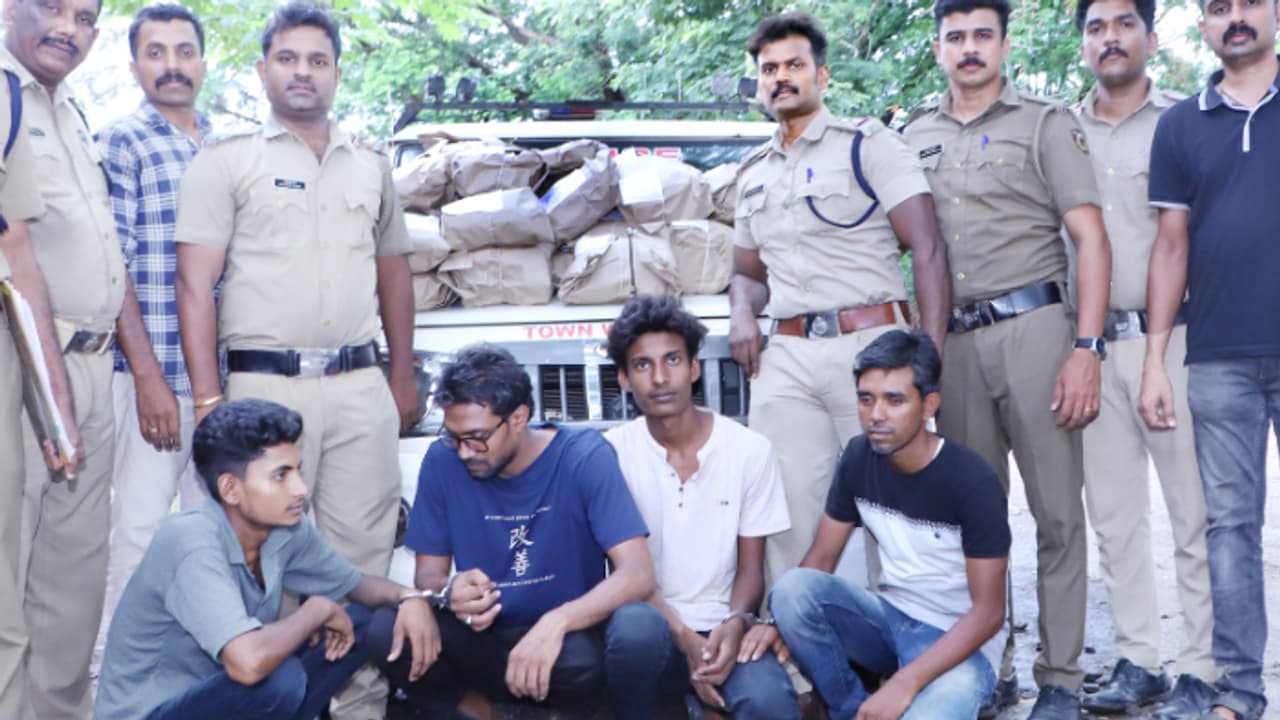 4 പേർ, കയ്യിൽ ഒരു സ്യൂട്ട്കേസ്, ബാഗ്, കവർ; ആരുമറിയാതെ തൃശൂർ വരെ ട്രെയിനിൽ എത്തിച്ചു, കഞ്ചാവുമായി പിടിയിൽ 4 പേർ, കയ്യിൽ ഒരു സ്യൂട്ട്കേസ്, ബാഗ്, കവർ; ആരുമറിയാതെ തൃശൂർ വരെ ട്രെയിനിൽ എത്തിച്ചു, കഞ്ചാവുമായി പിടിയിൽ