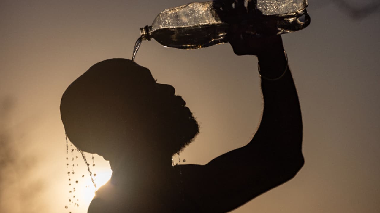 താപനില 50 ഡിഗ്രി സെൽഷ്യസിൽ, പിന്നാലെ പവർക്കട്ടും, വിയർത്തൊലിച്ച് കുവൈത്ത് താപനില 50 ഡിഗ്രി സെൽഷ്യസിൽ, പിന്നാലെ പവർക്കട്ടും, വിയർത്തൊലിച്ച് കുവൈത്ത്