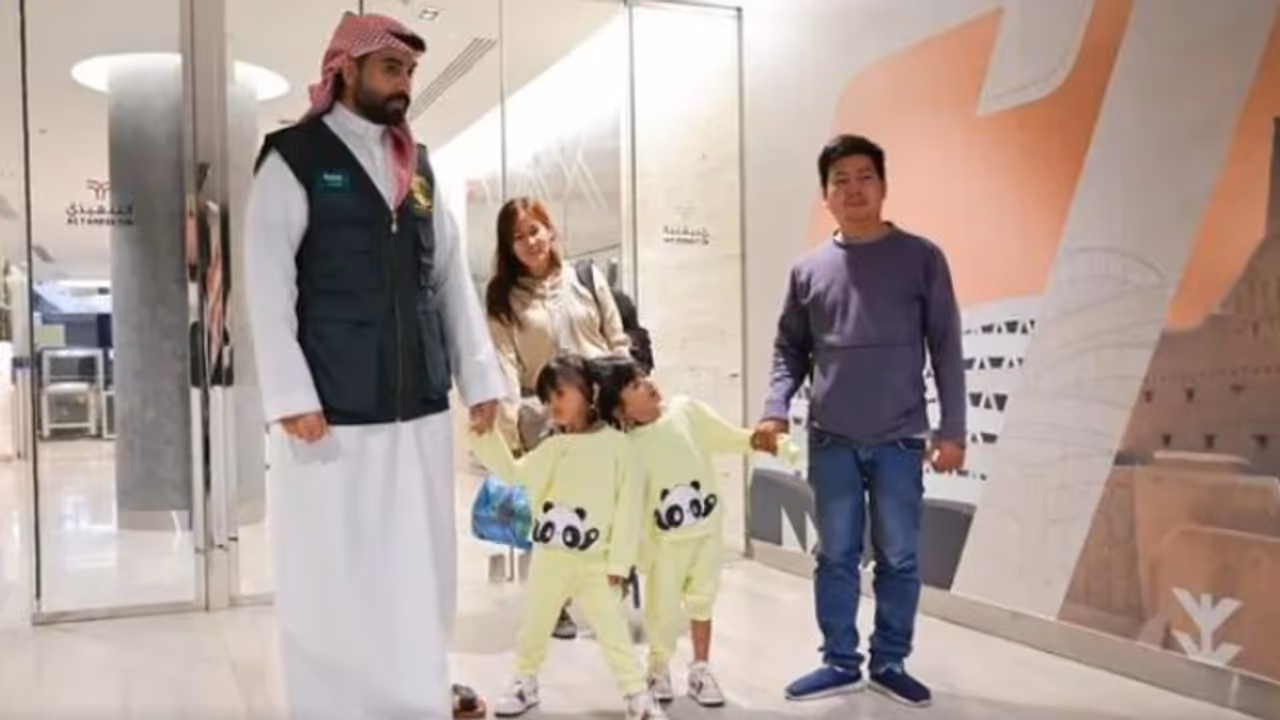 തമ്മിലകലാൻ ഫിലിപ്പിനോ സയാമീസ് ഇരട്ടകൾ റിയാദിലെത്തി