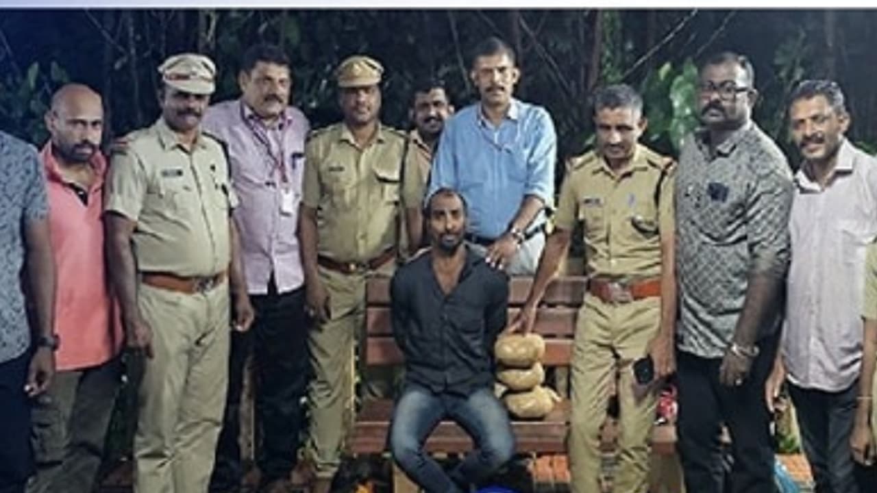 ഓപ്പറേഷൻ ക്ളീൻ സ്ലേറ്റ് സ്പെഷ്യൽ ഡ്രൈവ്; ചെങ്ങന്നൂർ റെയിൽവെ സ്റ്റേഷനിൽ കഞ്ചാവുമായി യുവാവ് പിടിയിൽ ഓപ്പറേഷൻ ക്ളീൻ സ്ലേറ്റ് സ്പെഷ്യൽ ഡ്രൈവ്; ചെങ്ങന്നൂർ റെയിൽവെ സ്റ്റേഷനിൽ കഞ്ചാവുമായി യുവാവ് പിടിയിൽ