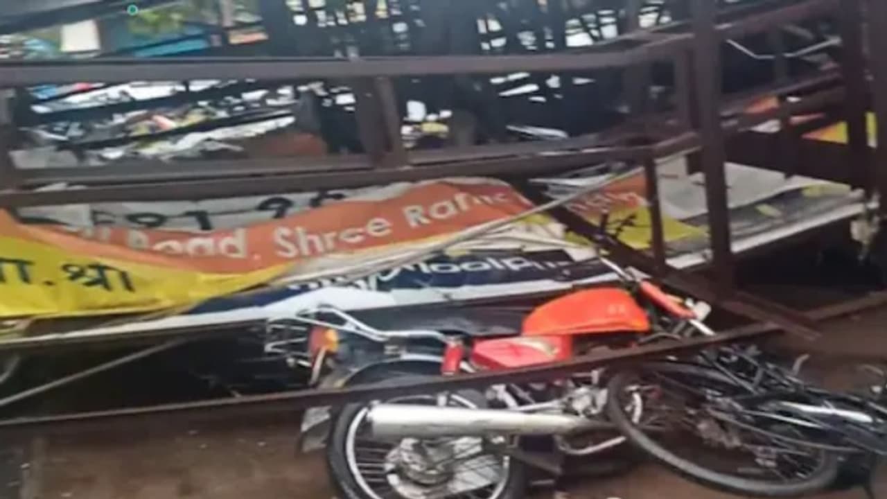 കനത്ത മഴയിൽ കൂറ്റൻ പരസ്യ ബോർഡ് നിലംപതിച്ചു; നിരവധി ബൈക്കുകൾ അടിയിലായി, ആർക്കും പരിക്കില്ലെന്ന് അധികൃതർ