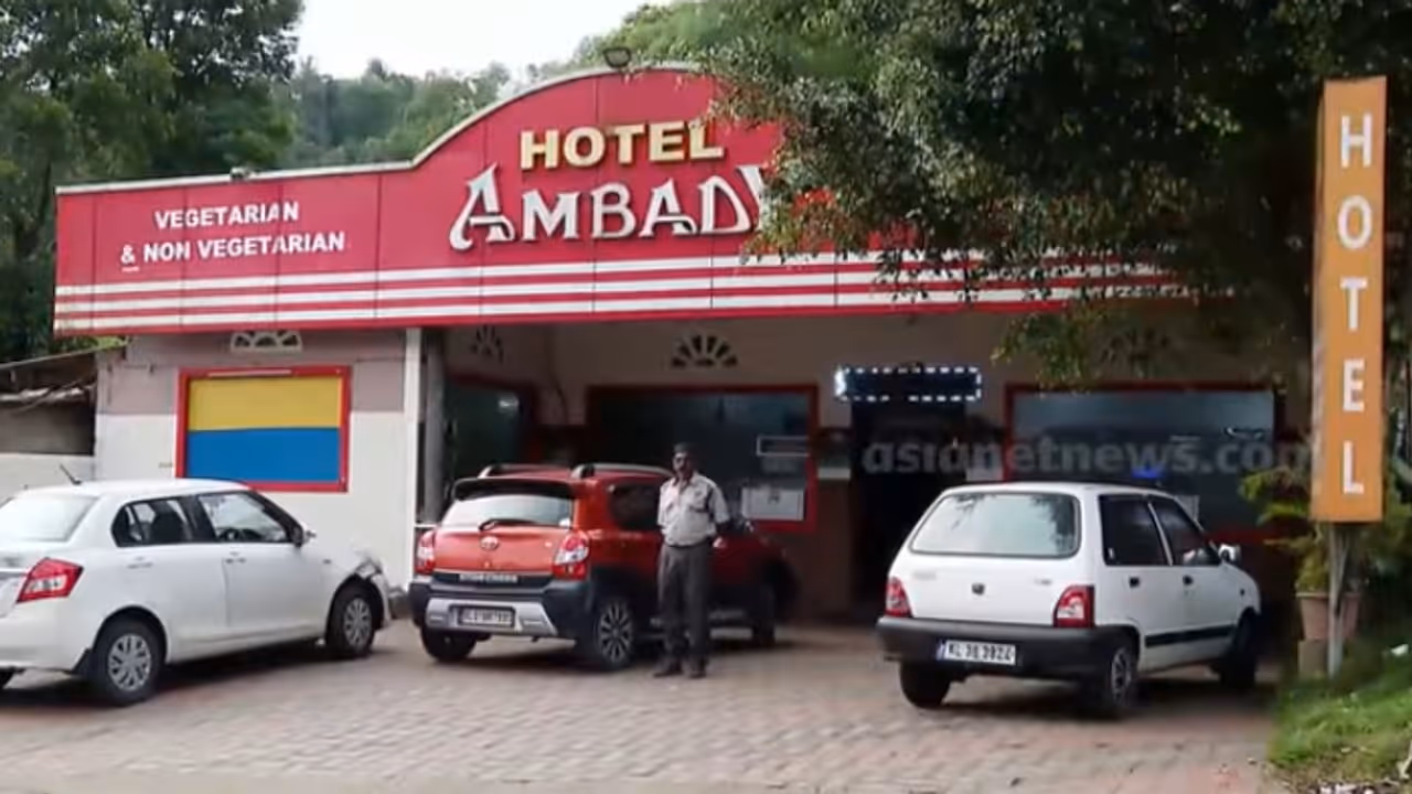 വിവാഹ വസ്ത്രമെടുക്കാനെത്തി, ഭക്ഷണത്തിന് കയറിയത് അമ്പാടി ഹോട്ടലിൽ, കറി ചോദിച്ചതോടെ കട്ടപ്പനയിൽ കൂട്ടത്തല്ല് വിവാഹ വസ്ത്രമെടുക്കാനെത്തി, ഭക്ഷണത്തിന് കയറിയത് അമ്പാടി ഹോട്ടലിൽ, കറി ചോദിച്ചതോടെ കട്ടപ്പനയിൽ കൂട്ടത്തല്ല്