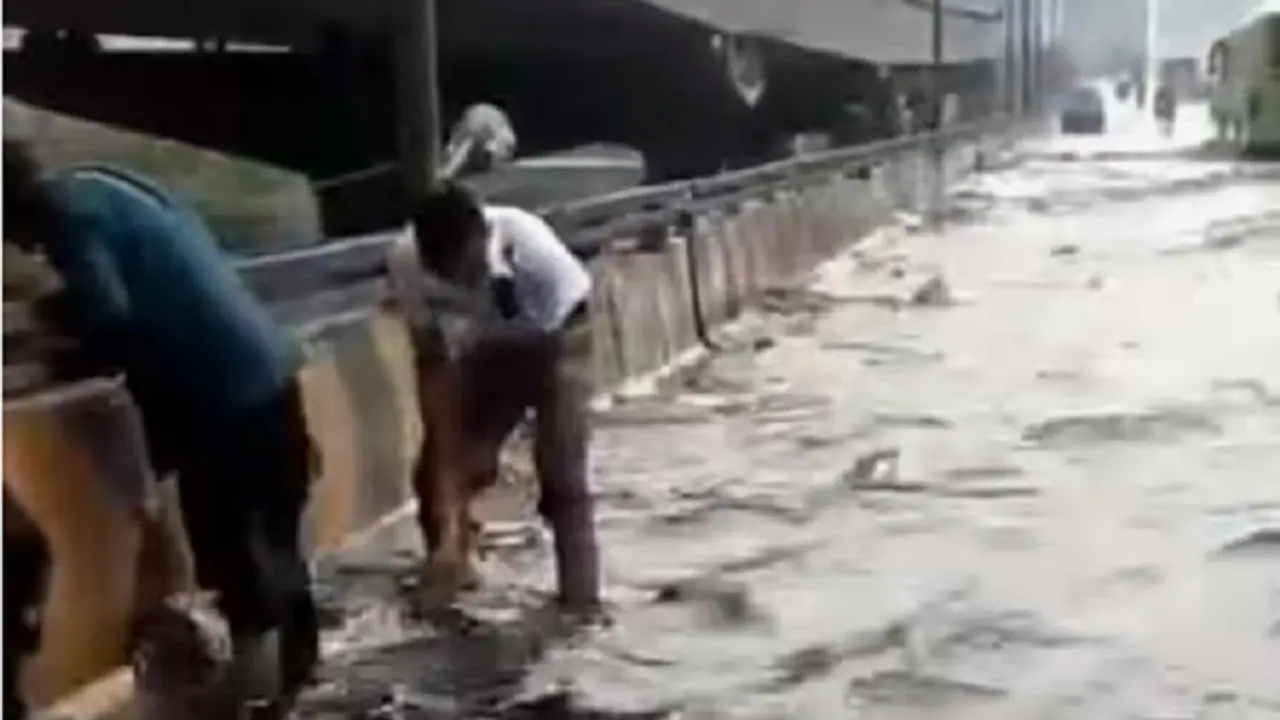 ಬೆಂಗಳೂರಿನಲ್ಲಿ ಮಳೆ ಅಬ್ಬರ: ಜಲ ಯೋಧರಾದ ಸಂಚಾರಿ ಪೊಲೀಸರು