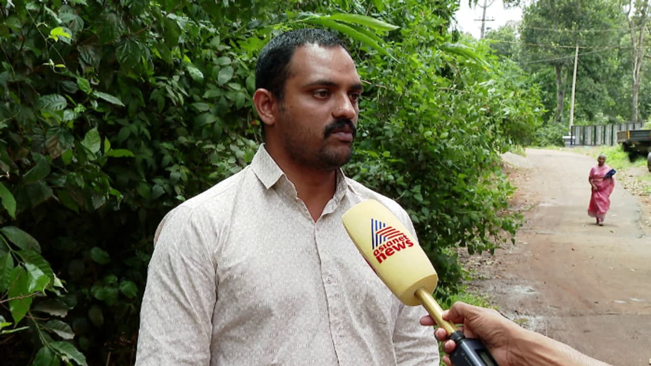 ഹെൽമെറ്റില്ല പൊലീസ് ജീപ്പ് കണ്ട് ബൈക്ക് തിരിച്ചു, പിന്നാലെയെത്തി വൻതുക പിഴയിട്ട് പൊലീസ്, പ്രതികാരമെന്ന് പരാതി ഹെൽമെറ്റില്ല പൊലീസ് ജീപ്പ് കണ്ട് ബൈക്ക് തിരിച്ചു, പിന്നാലെയെത്തി വൻതുക പിഴയിട്ട് പൊലീസ്, പ്രതികാരമെന്ന് പരാതി