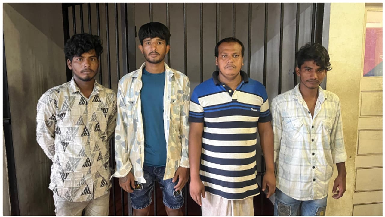 ചേർത്തലയിൽ വീട് വാടകക്കെടുത്ത നാലുപേർ, സഞ്ചാരം മുച്ചക്ര സൈക്കിളിൽ; 200 കിലോ കമ്പി മോഷണക്കേസിൽ പിടിയിലായി ചേർത്തലയിൽ വീട് വാടകക്കെടുത്ത നാലുപേർ, സഞ്ചാരം മുച്ചക്ര സൈക്കിളിൽ; 200 കിലോ കമ്പി മോഷണക്കേസിൽ പിടിയിലായി