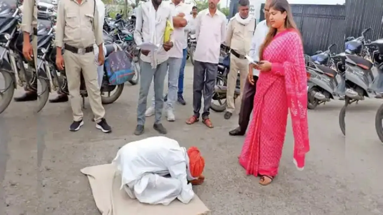 ತಹಶೀಲ್ದಾರ್ ಪಾದದ ಬಳಿ ಪೇಟ ಇರಿಸಿ ನ್ಯಾಯ ಕೇಳಿದ ವೃದ್ಧ: ವಿಡಿಯೋ ವೈರಲ್ 