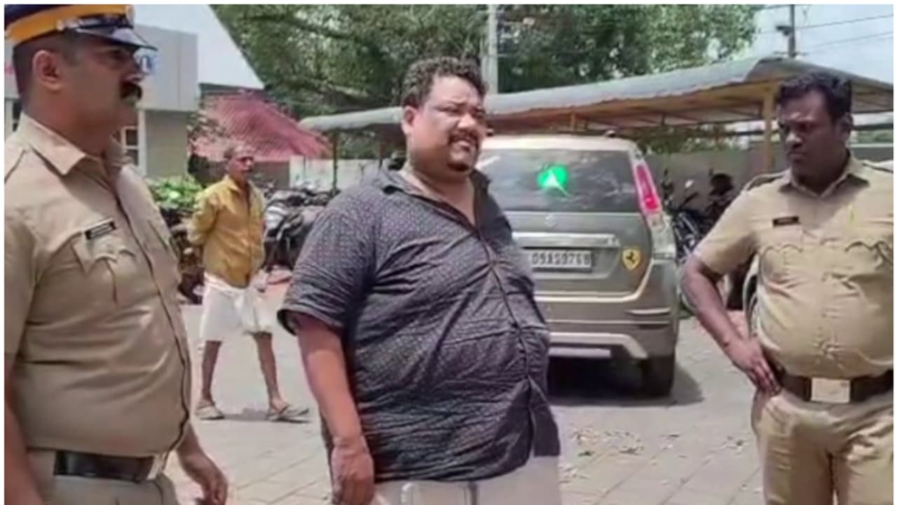 സെക്രട്ടറിയേറ്റിലെ താത്കാലിക ജീവനക്കാരന്റെ വാഗ്ദാനം സർക്കാർ ജോലി; തട്ടിയത് ഒമ്പത് ലക്ഷം, യുവാവ് അറസ്റ്റിൽ സെക്രട്ടറിയേറ്റിലെ താത്കാലിക ജീവനക്കാരന്റെ വാഗ്ദാനം സർക്കാർ ജോലി; തട്ടിയത് ഒമ്പത് ലക്ഷം, യുവാവ് അറസ്റ്റിൽ