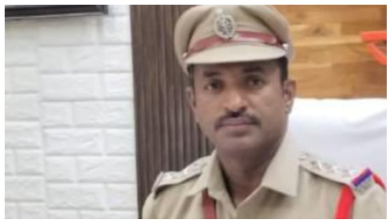 ഒമ്പത് വര്ഷം മുമ്പ് മരിച്ചയാൾക്കെതിരെ വാറങ്കല് പോലീസിന്റെ എഫ്ഐആര്; പിന്നാലെ എസ്ഐയ്ക്ക് സസ്പെന്ഷന് ഒമ്പത് വര്ഷം മുമ്പ് മരിച്ചയാൾക്കെതിരെ വാറങ്കല് പോലീസിന്റെ എഫ്ഐആര്; പിന്നാലെ എസ്ഐയ്ക്ക് സസ്പെന്ഷന്