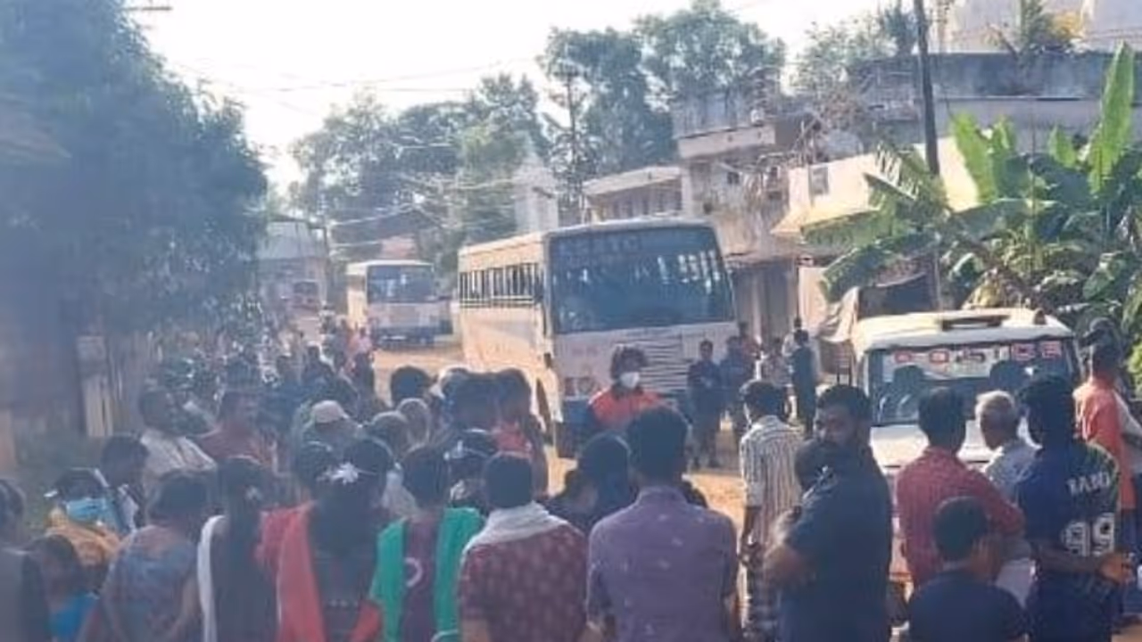 തിരുവനന്തപുരത്ത് ടാർ കുത്തിയിളക്കി കമ്പനി സ്ഥലം വിട്ടു, ശ്വാസംമുട്ടലും അലർജിയും; മനുഷ്യാവകാശ കമ്മീഷൻ ഇടപെട്ടു തിരുവനന്തപുരത്ത് ടാർ കുത്തിയിളക്കി കമ്പനി സ്ഥലം വിട്ടു, ശ്വാസംമുട്ടലും അലർജിയും; മനുഷ്യാവകാശ കമ്മീഷൻ ഇടപെട്ടു