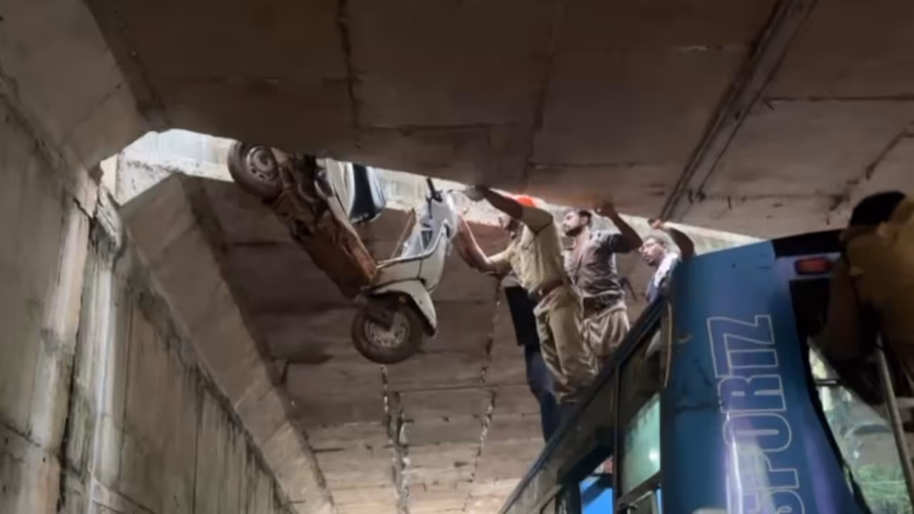 ദേശീയപാതയിൽ ആശങ്കയേറുന്നു; കൊയിലാണ്ടി മേൽപ്പാലത്തിലെ വിടവിലൂടെ സ്കൂട്ടർ താഴേക്ക് വീണു, ഒരാൾക്ക് പരിക്ക് ദേശീയപാതയിൽ ആശങ്കയേറുന്നു; കൊയിലാണ്ടി മേൽപ്പാലത്തിലെ വിടവിലൂടെ സ്കൂട്ടർ താഴേക്ക് വീണു, ഒരാൾക്ക് പരിക്ക്