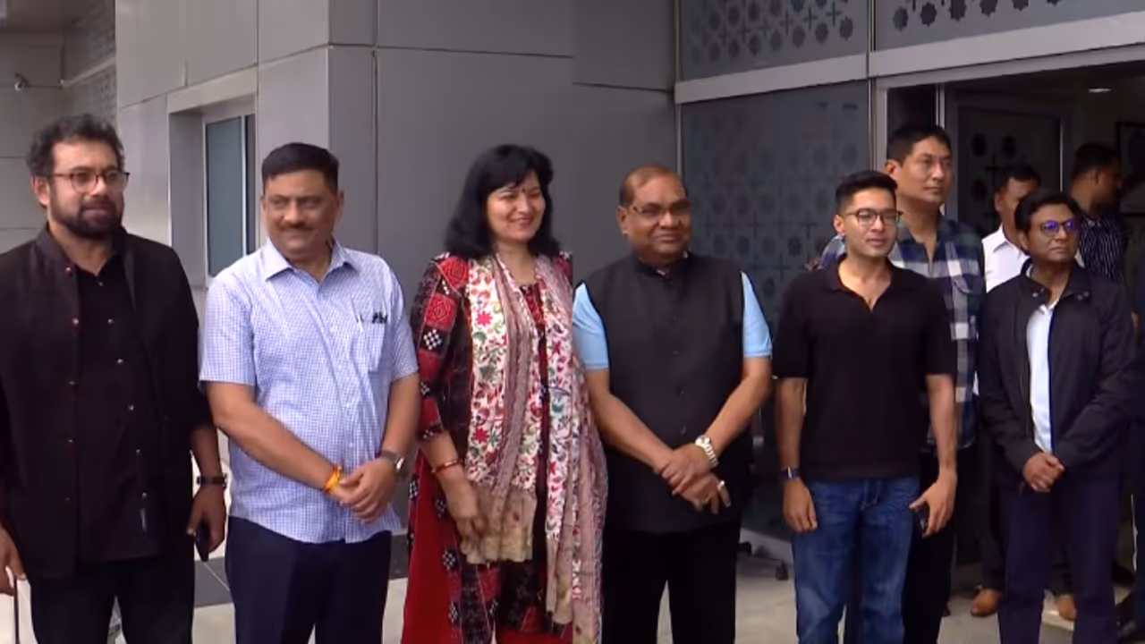 പാകിസ്ഥാനെ തുറന്നുകാട്ടാനുള്ള മിഷനുമായി ഇന്ത്യ; എംപിമാരുടെ ആദ്യ പ്രതിനിധി സംഘം ജപ്പാനിലേക്ക് പുറപ്പെട്ടു പാകിസ്ഥാനെ തുറന്നുകാട്ടാനുള്ള മിഷനുമായി ഇന്ത്യ; എംപിമാരുടെ ആദ്യ പ്രതിനിധി സംഘം ജപ്പാനിലേക്ക് പുറപ്പെട്ടു