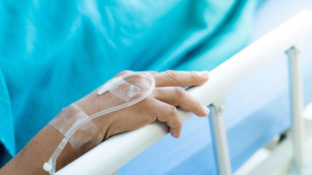 രോഗികൾക്ക് പക്ഷാഘാതത്തിന് കാരണമാകുന്ന മരുന്നുകളും കീമോതെറാപ്പിയും നൽകി, ഡോക്ടർക്ക് 10 വർഷം തടവ് 