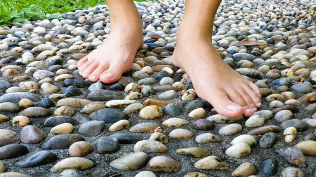 कंकड़ों पर चलने के स्वास्थ्य लाभ