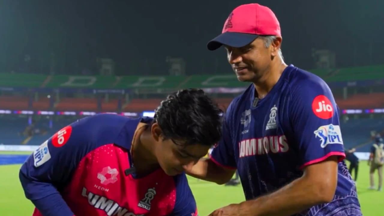 റെക്കോര്ഡ് സെഞ്ചുറിക്ക് ശേഷം ഫോണിലെത്തിയത് 500 മിസ്ഡ് കോള്, ഒടുവില് ഫോണ് സ്വിച്ച് ഓഫ് ചെയ്ത് വൈഭവ് റെക്കോര്ഡ് സെഞ്ചുറിക്ക് ശേഷം ഫോണിലെത്തിയത് 500 മിസ്ഡ് കോള്, ഒടുവില് ഫോണ് സ്വിച്ച് ഓഫ് ചെയ്ത് വൈഭവ്