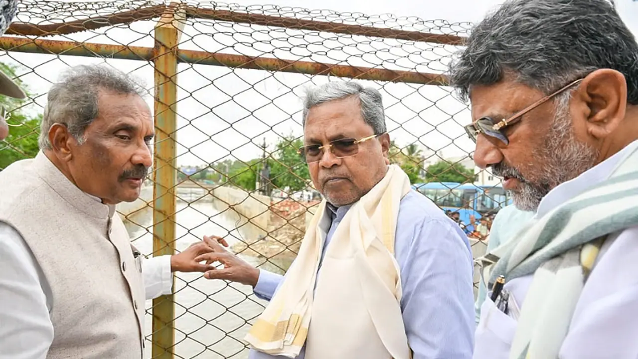 ಮಳೆ ಬಂದರೆ ಬದುಕೇ ದುಸ್ತರ: ಸಿಎಂ ಸಿದ್ದರಾಮಯ್ಯ ಎದುರು ಜನರ ಕಣ್ಣೀರು ಮಳೆ ಬಂದರೆ ಬದುಕೇ ದುಸ್ತರ: ಸಿಎಂ ಸಿದ್ದರಾಮಯ್ಯ ಎದುರು ಜನರ ಕಣ್ಣೀರು