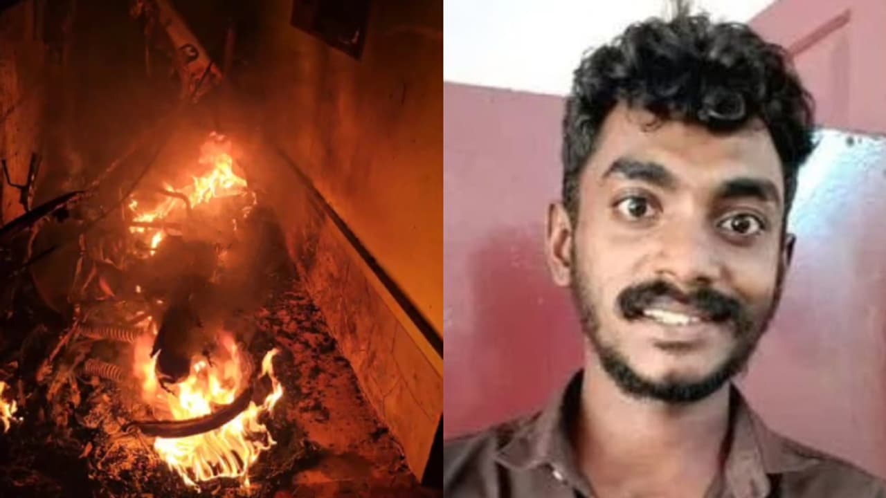 പെരുന്താന്നിയിൽ അർദ്ധരാത്രി റൂമിലേക്ക് തീയും പുകയും പടർന്നു കയറി, ആദ്യം കണ്ടത് നാട്ടുകാർ; ബൈക്ക് കത്തിനിശിച്ചു പെരുന്താന്നിയിൽ അർദ്ധരാത്രി റൂമിലേക്ക് തീയും പുകയും പടർന്നു കയറി, ആദ്യം കണ്ടത് നാട്ടുകാർ; ബൈക്ക് കത്തിനിശിച്ചു