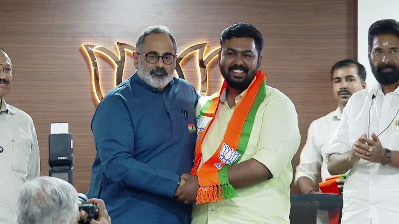 Sfi തിരുവനന്തപുരം മുൻ ജില്ലാ സെക്രട്ടറി ഗോകുൽ ഗോപിനാഥ് BJPയിൽ, മാറാത്തത് പലതും മാറുമെന്ന് രാജീവ് ചന്ദ്രശേഖർ Sfi തിരുവനന്തപുരം മുൻ ജില്ലാ സെക്രട്ടറി ഗോകുൽ ഗോപിനാഥ് BJPയിൽ, മാറാത്തത് പലതും മാറുമെന്ന് രാജീവ് ചന്ദ്രശേഖർ