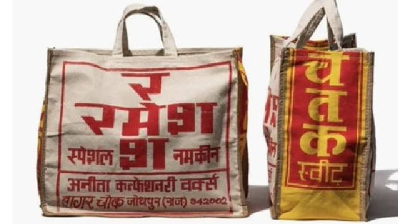 അമ്പോ ഇത് നമ്മുടെ പഴയ സഞ്ചിയല്ലേ? ഇപ്പോ എന്താ ഒരു ഗമ, വില 4100 രൂപ, കണ്ണുതള്ളി ഇന്ത്യക്കാർ അമ്പോ ഇത് നമ്മുടെ പഴയ സഞ്ചിയല്ലേ? ഇപ്പോ എന്താ ഒരു ഗമ, വില 4100 രൂപ, കണ്ണുതള്ളി ഇന്ത്യക്കാർ