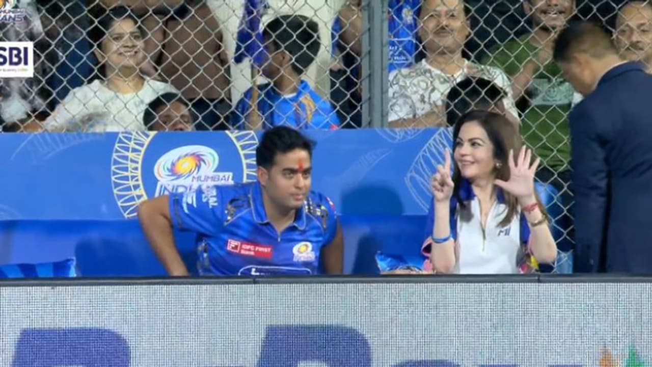 ഡല്‍ഹിക്കെതിരായ മത്സരത്തിനിടെ നിത അംബാനി നല്‍കിയ സിഗ്നല്‍ ചര്‍ച്ചയാക്കി ആരാധകർ; ആറാം കിരീടം ലോഡിങ്