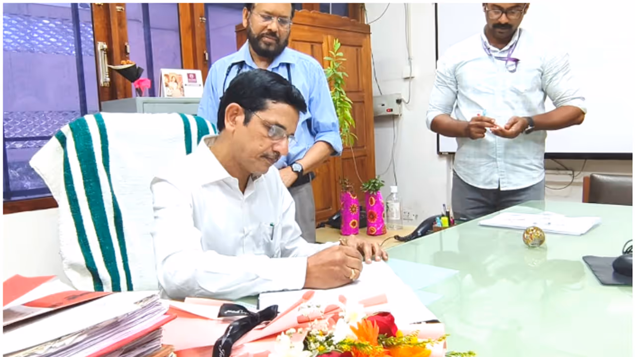 മെഡിക്കൽ കോളേജിൽ അങ്ങനെയൊരു അപൂർവ നിമിഷം! 4 പതിറ്റാണ്ട് മുമ്പ് പഠിച്ച വിദ്യാർഥി, ഡോ. പദ്മകുമാർ പ്രിൻസിപ്പളായി