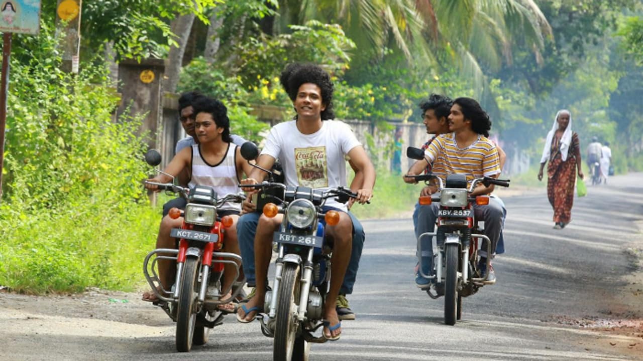 ഒരു പ്രീഡി​ഗ്രി ​കാലം; നെസ്റ്റാർജിയ ഉണർത്തി 'മൂൺവാക്ക്' സോം​ഗ്