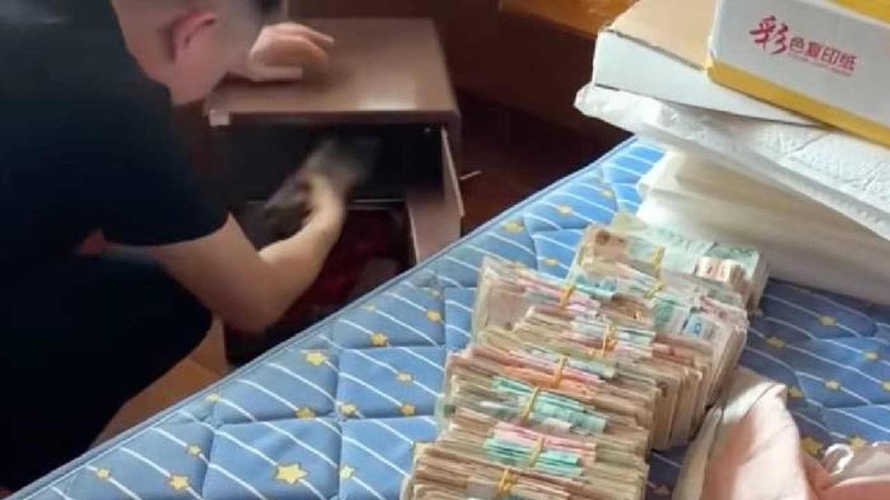 ആദ്യം ശരിക്കും നോട്ട് നൽകും, തിരികെ വാങ്ങി കള്ളനോട്ട് നൽകും, ഭാര്യയുടെയും ഭർത്താവിന്റെയും തട്ടിപ്പിങ്ങനെ ആദ്യം ശരിക്കും നോട്ട് നൽകും, തിരികെ വാങ്ങി കള്ളനോട്ട് നൽകും, ഭാര്യയുടെയും ഭർത്താവിന്റെയും തട്ടിപ്പിങ്ങനെ