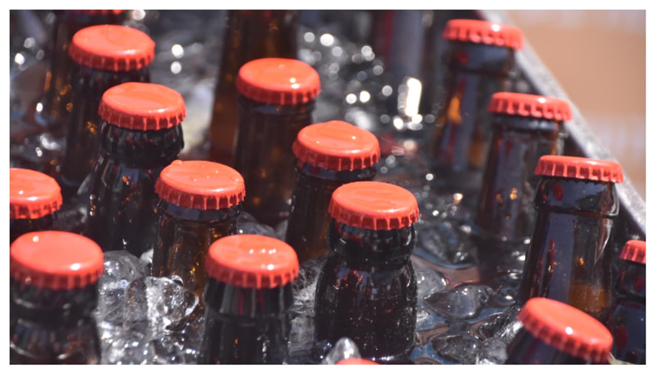 കണ്ടെയ്നറിൽ 'എനർജി ഡ്രിങ്ക്‌', ലേബൽ കണ്ടാൽ സംശയമൊന്നും തോന്നില്ല, പരിശോധനയിൽ കണ്ടെത്തിയത് 28000 കുപ്പി ബിയർ