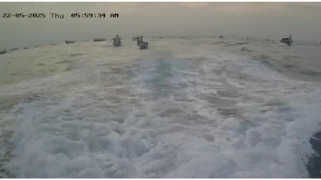 പരപ്പനങ്ങാടി കടലിൽ ഫൈബർ വള്ളങ്ങൾ കൂട്ടിയിടിച്ച് അപകടം; ആനങ്ങാടി സ്വദേശിയായ മത്സ്യതൊഴിലാളിക്ക് ജീവൻ നഷ്ടം പരപ്പനങ്ങാടി കടലിൽ ഫൈബർ വള്ളങ്ങൾ കൂട്ടിയിടിച്ച് അപകടം; ആനങ്ങാടി സ്വദേശിയായ മത്സ്യതൊഴിലാളിക്ക് ജീവൻ നഷ്ടം