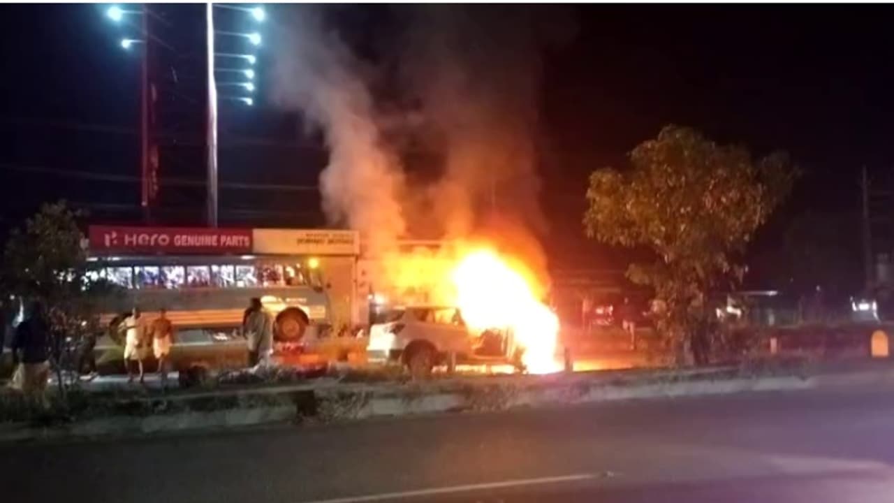 പ്രസവശേഷം ഇരട്ടക്കുട്ടികളെയുമായി വീട്ടിലേക്ക് പോകുന്നതിനിടെ കാറിന് തീപിടിച്ചു; രക്ഷപ്പെട്ടത് അത്ഭുതകരമായി