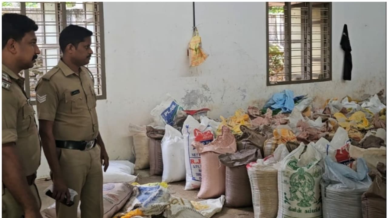 മാടവിളയിലെ ഗോഡൗൺ, 310 ചാക്കുകളിൽ 15000 കിലോ, കടത്തിയത് കേരളത്തിൽ നിന്നും തമിഴ്നാട്ടിൽ നിന്നും, റേഷനരി കടത്ത് മാടവിളയിലെ ഗോഡൗൺ, 310 ചാക്കുകളിൽ 15000 കിലോ, കടത്തിയത് കേരളത്തിൽ നിന്നും തമിഴ്നാട്ടിൽ നിന്നും, റേഷനരി കടത്ത്