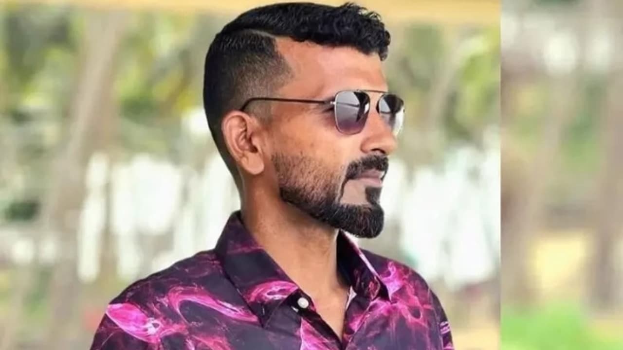 ആശുപത്രിയിലെത്തിച്ചെങ്കിലും രക്ഷിക്കാനായില്ല, ഫൈബർ വള്ളങ്ങൾ കൂട്ടിയിടിച്ച് യുവാവിന് ജീവൻ നഷ്ടമായി