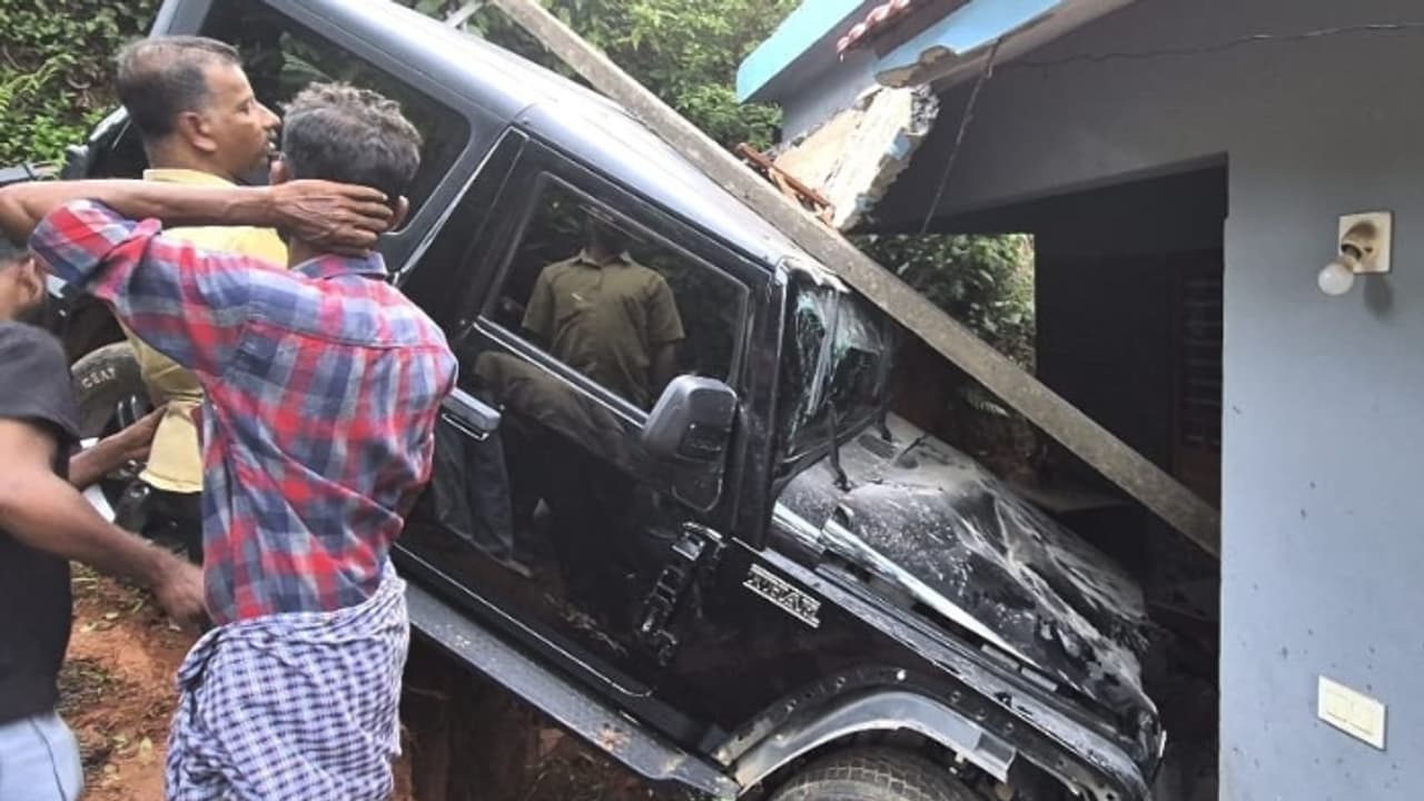 കല്ല്യാണത്തിന് പോയത് നന്നായി ഇല്ലെങ്കിൽ പെട്ടേനെ; ചുമരും തകർത്ത് കയറിവന്ന വലിയ ദുരന്തം ഒഴിഞ്ഞുപോയി