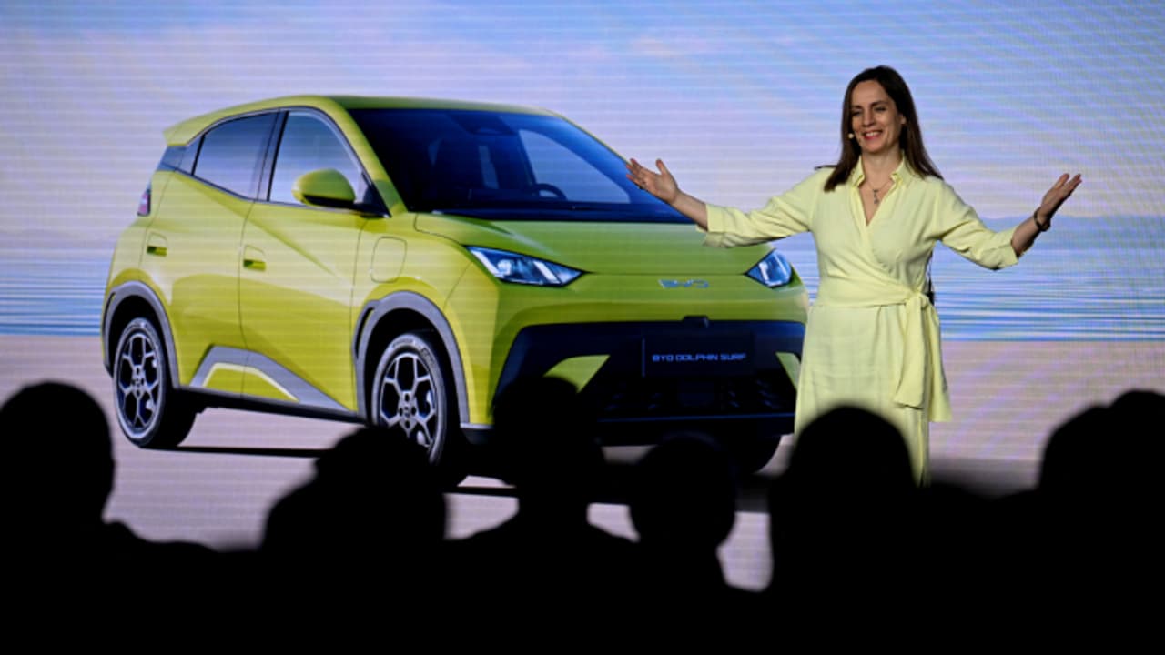 ബിവൈഡി ഡോൾഫിൻ സർഫ്; പുതിയ ഇലക്ട്രിക് ഹാച്ച്ബാക്ക്, ഫുൾ ചാർജ്ജിൽ 507 കിമി ഓടും ബിവൈഡി ഡോൾഫിൻ സർഫ്; പുതിയ ഇലക്ട്രിക് ഹാച്ച്ബാക്ക്, ഫുൾ ചാർജ്ജിൽ 507 കിമി ഓടും