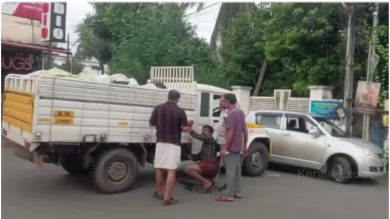 പിക്കപ്പ് റോഡിൽ നിർത്തി ഡ്രൈവർ ഇറങ്ങിയോടി; ആളില്ലാത്ത വാഹനത്തിൽ നിന്ന് കിട്ടിയത് 1485 ലിറ്റർ സ്പിരിറ്റ് പിക്കപ്പ് റോഡിൽ നിർത്തി ഡ്രൈവർ ഇറങ്ങിയോടി; ആളില്ലാത്ത വാഹനത്തിൽ നിന്ന് കിട്ടിയത് 1485 ലിറ്റർ സ്പിരിറ്റ്