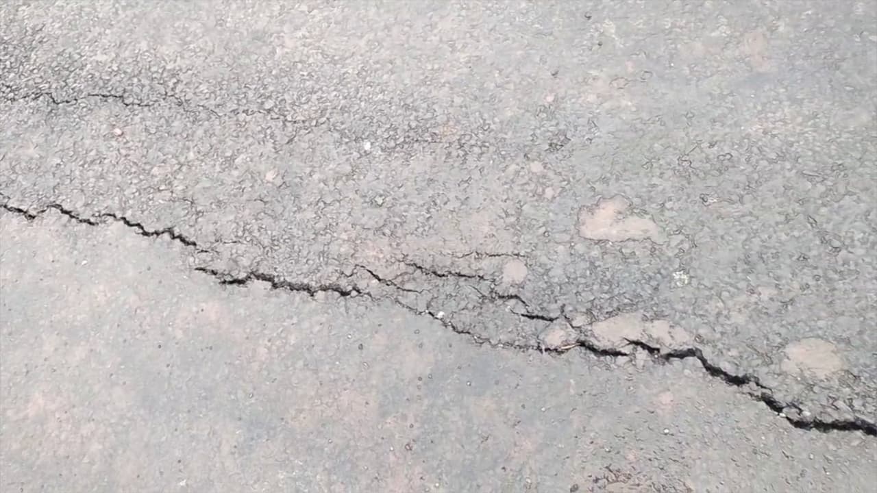 പയ്യന്നൂരിലും വിള്ളൽ; നിർമ്മാണത്തിലിരിക്കുന്ന ദേശീയ പാതയിൽ 20 മീറ്ററോളം നീളത്തിൽ വിള്ളൽ കണ്ടെത്തി പയ്യന്നൂരിലും വിള്ളൽ; നിർമ്മാണത്തിലിരിക്കുന്ന ദേശീയ പാതയിൽ 20 മീറ്ററോളം നീളത്തിൽ വിള്ളൽ കണ്ടെത്തി